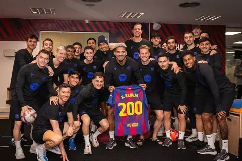 على هامش المران.. برشلونة يكرّم أراوخو بعد وصوله لـ 200 مباراة بقميص الفريق